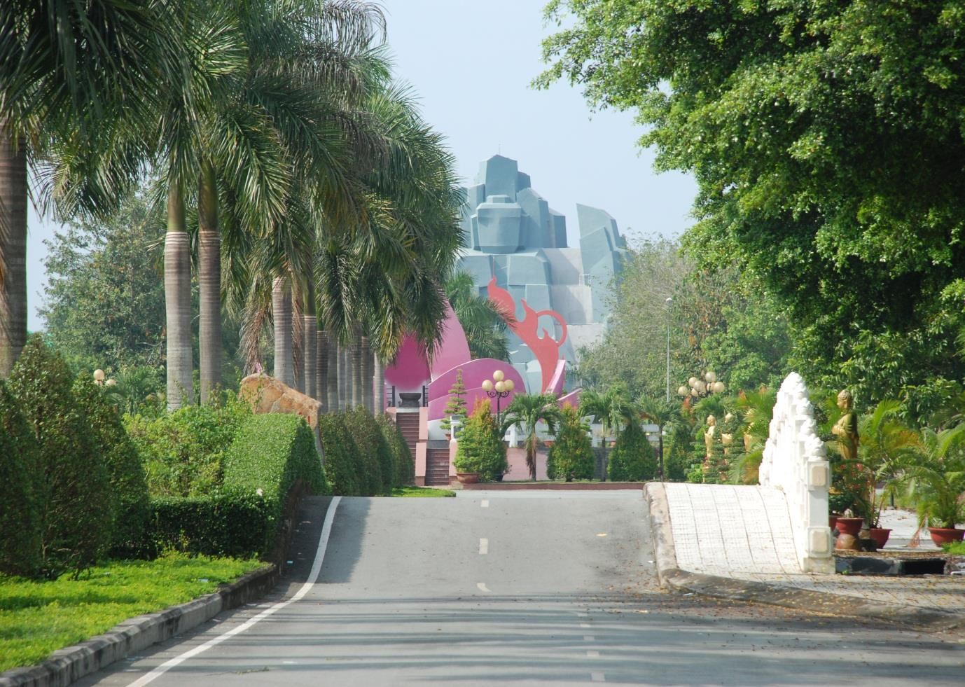 Đường nội bộ rợp bóng cây tại Hoa viên Nghĩa trang Bình Dương